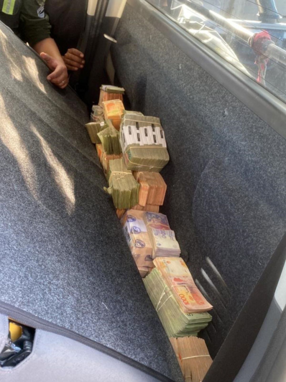 Parte del dinero transportado en Lavalle hacia Córdoba estaba detrás del asiento trasero del vehículo.
