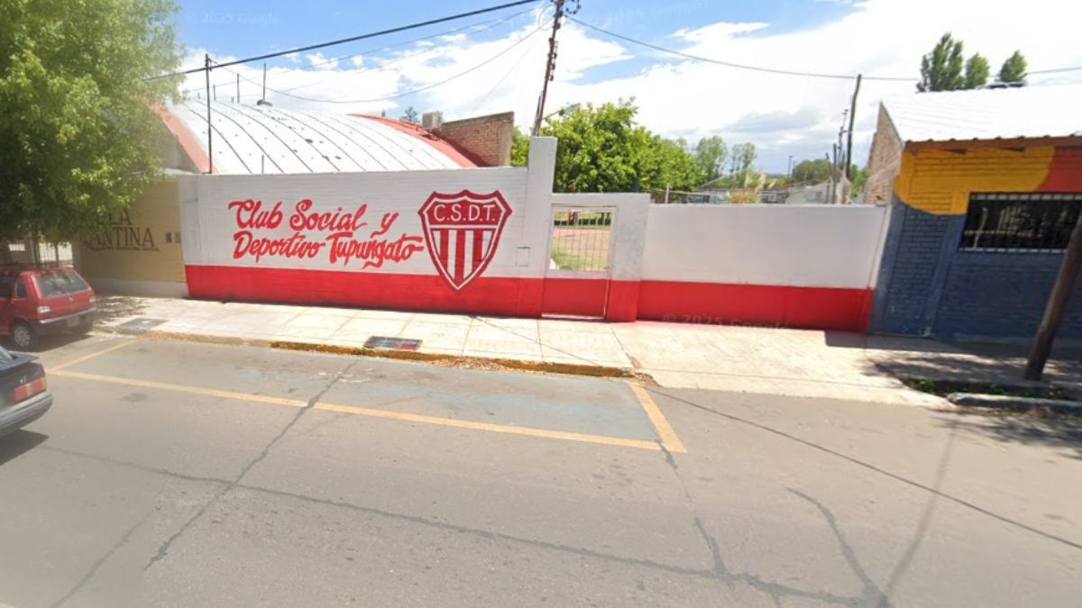 Un niño murió electrocutado en un club cuando buscaba una pelota en el techo