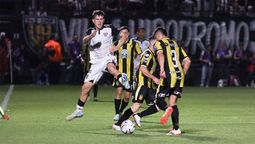 Facundo Lencioni está en plena acción. El delantero de Gimnasia y Esgrima fue una de las figuras.