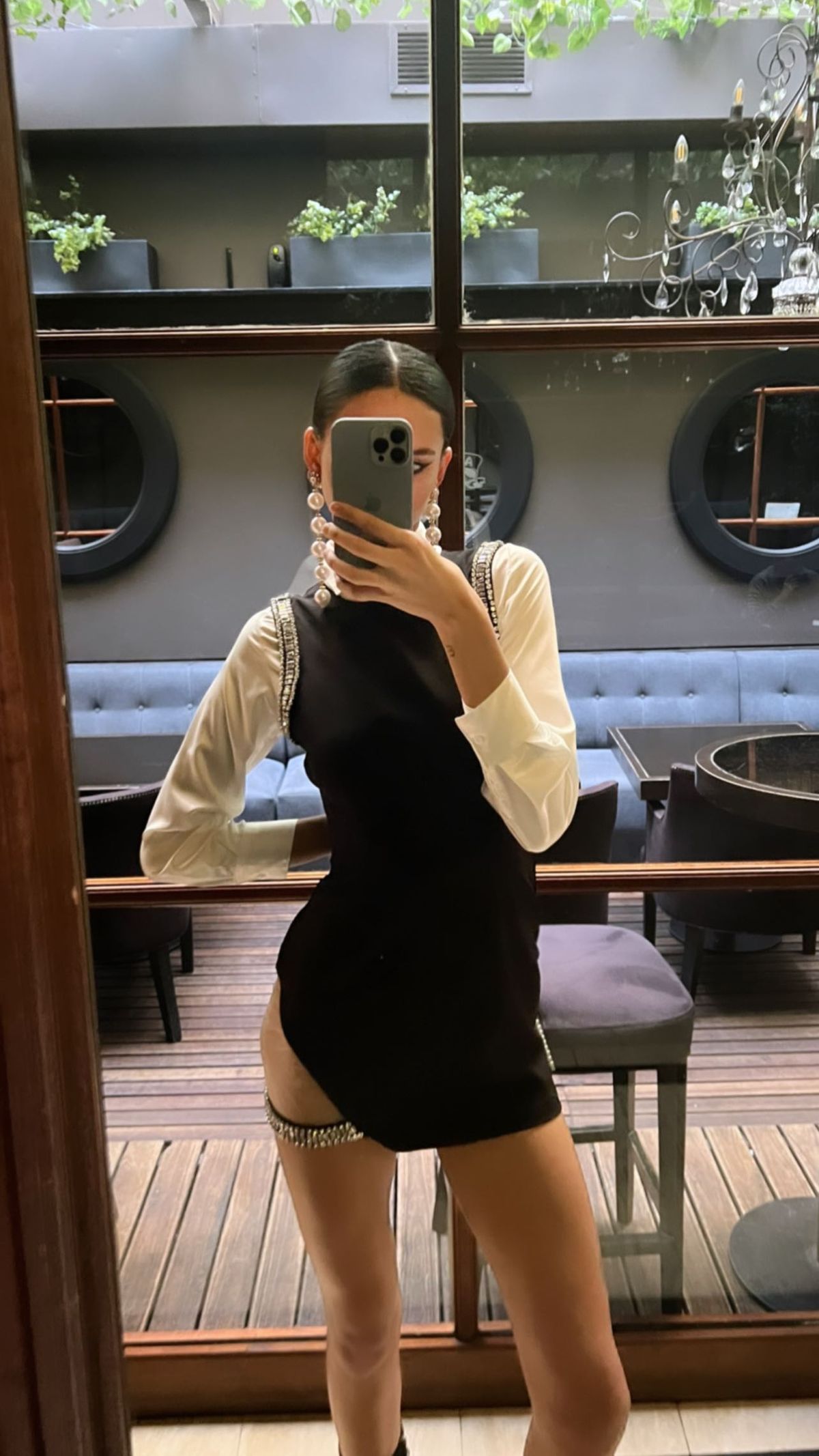 Abertura XL en la cadera y liga a la vista, Juanita Tinelli dinamitó Paris con su mini vestido.