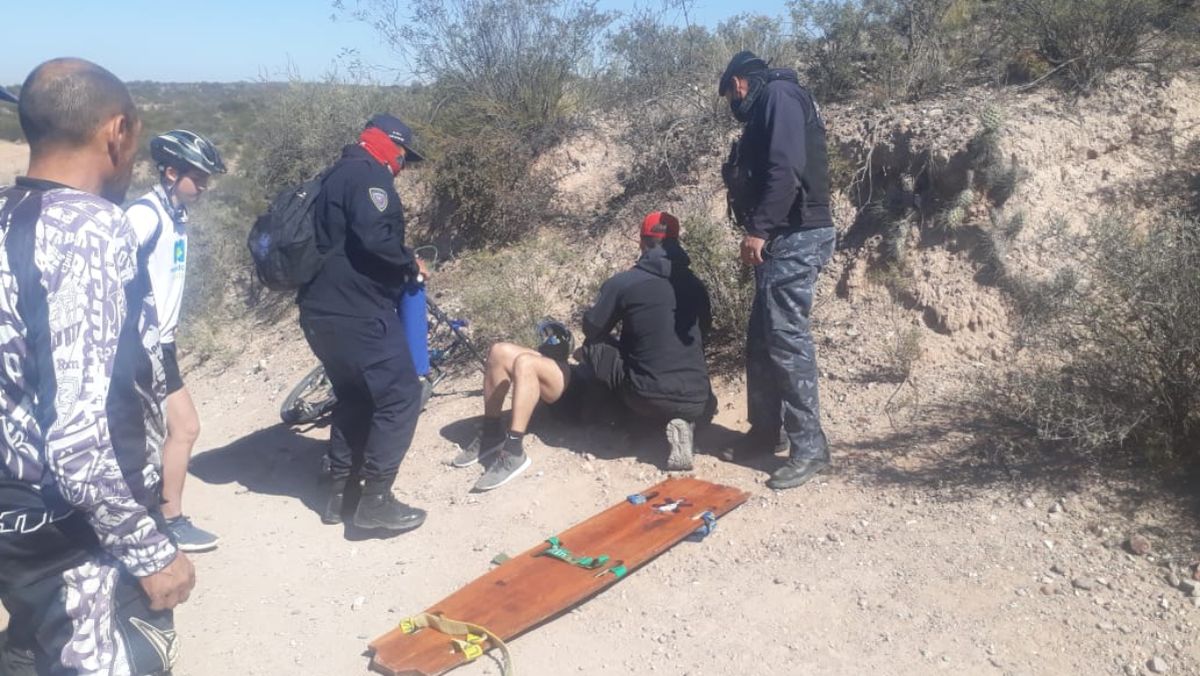 El personal de UMAR de la Policía de Mendoza realizó los primeros auxilios del ciclista accidentado en la zona del piedemonte, con posible fractura de clavícula.