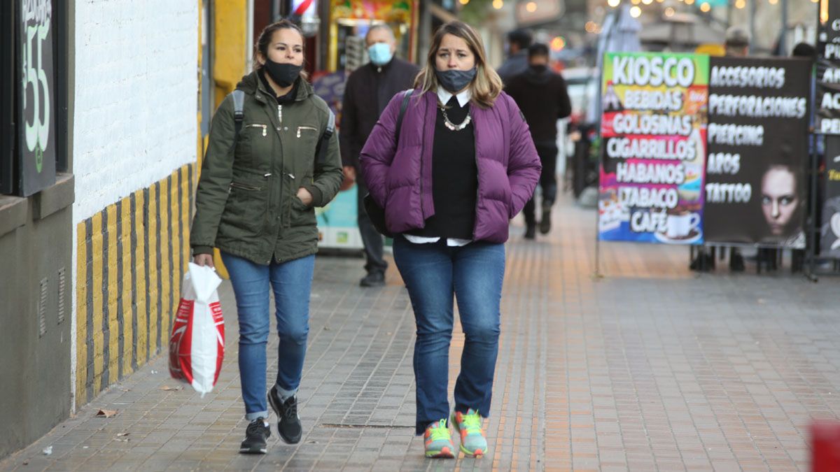 El uso del barbijo, una postal del Covid en Mendoza.
