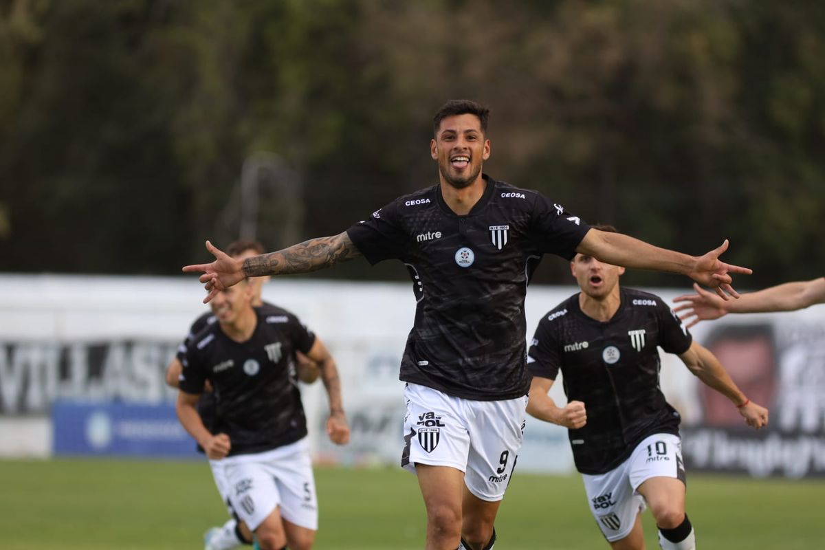 Nicolás Ferreyra marcó uno de los goles en la victoria de Gimnasia y Esgrima ante San Telmo. Foto: Cristian Lozano/UNO. 