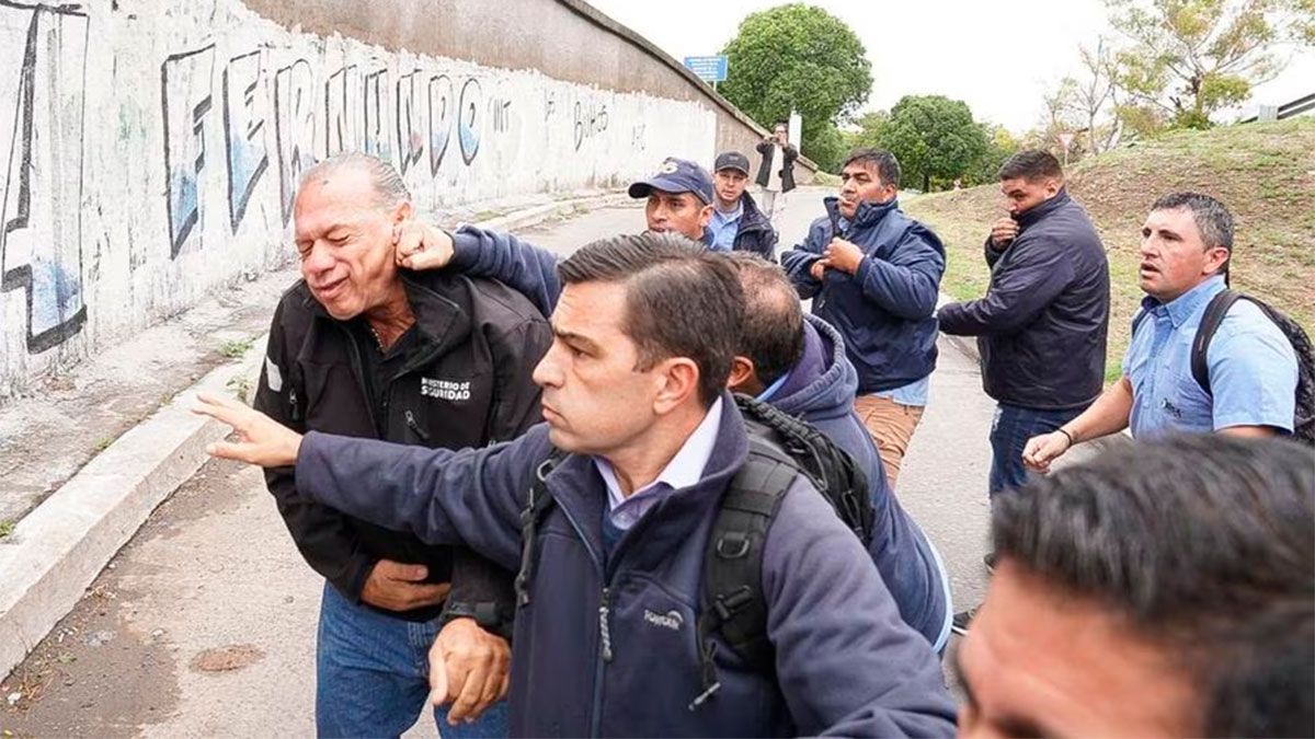 Sergio Berni agredido (Foto: Maxi Failla/Clarín)