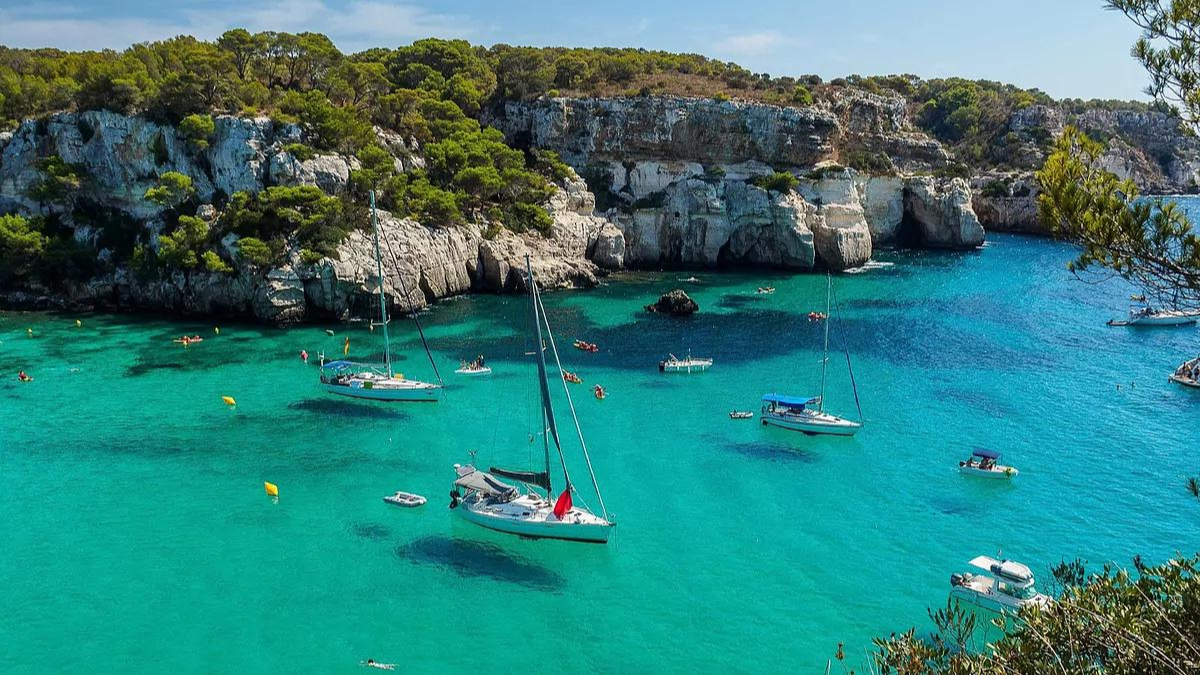 Menorca es un verdadero Edén natural que logra cautivar a miles de turistas que visitan España cada año. Menorca es un verdadero Edén natural que logra cautivar a miles de turistas que visitan España cada año.