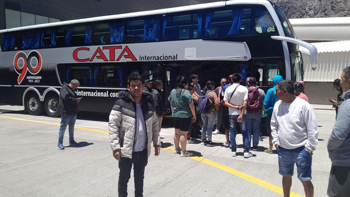 Alrededor de 60 pasajeros de dos colectivos de CATA Internacional vivieron una situación caótica este sábado en el Paso a Chile Alrededor de 60 pasajeros de dos colectivos de CATA Internacional vivieron una situación caótica este sábado en el Paso a Chile