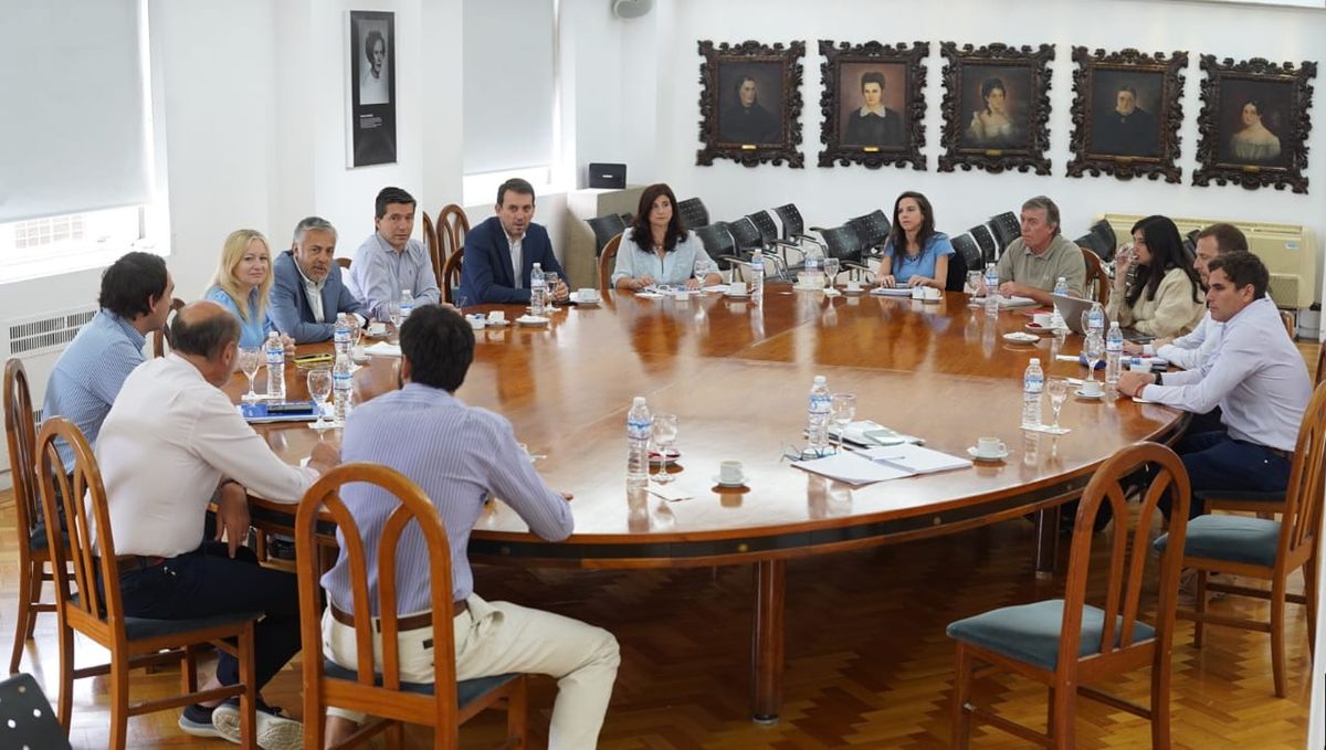 Alfredo Cornejo se reunió con su gabinete para analizar aspectos de la Ley Ómnibus.