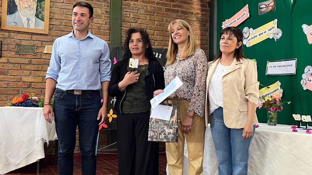 Sonia, de blusa negra, junto al edil Adrián Reche y directivas de la institución organizadora. Sonia, de blusa negra, junto al edil Adrián Reche y directivas de la institución organizadora.