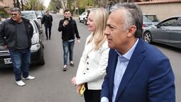 Alfredo Cornejo y su vice Hebe Casado llegando a la residencia del gobernador Rodolfo Suarez tras ganar las elecciones 2023.