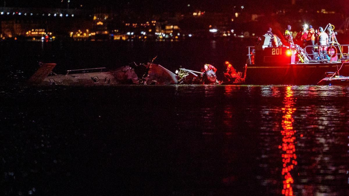 Tras el choque del avión y el helicóptero en Washington, se cree que no hay sobrevivientes. Tras el choque del avión y el helicóptero en Washington, se cree que no hay sobrevivientes.