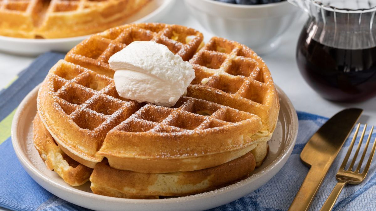 Cómo hacer Waffles en sartén: la receta esponjosa por dentro y crujiente por fuera en pocos minutos