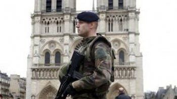 La policía francesa decidió allanar viviendas particulares y aseguró que es 