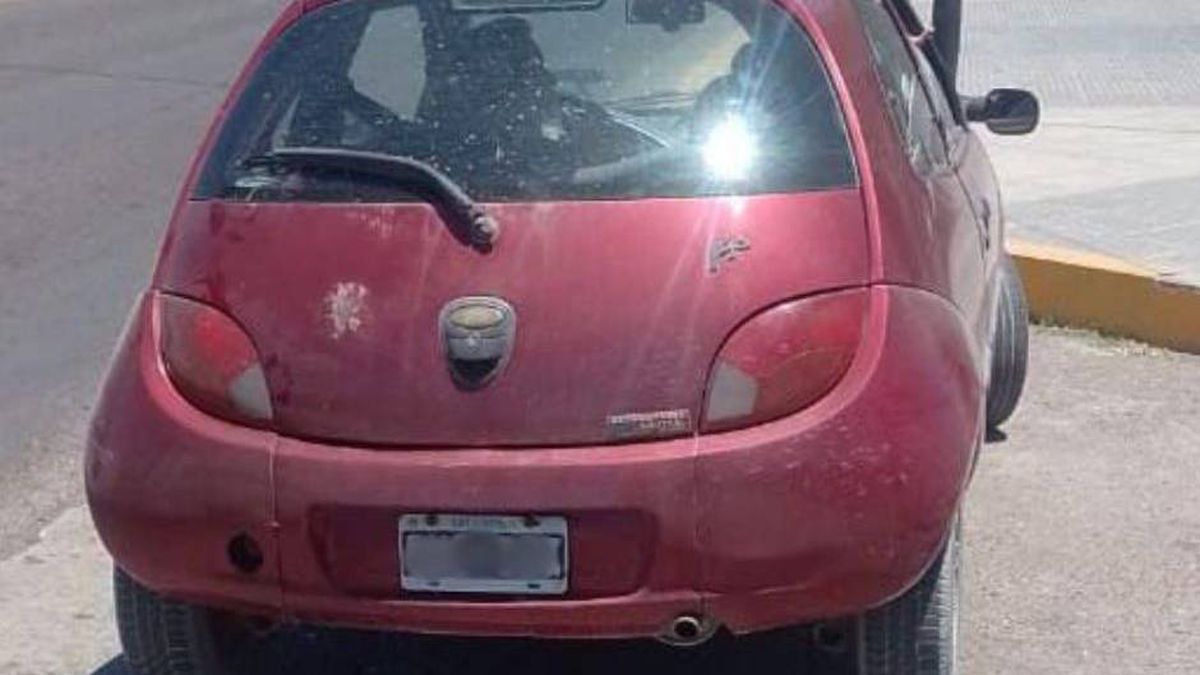El auto robado, un Ford Ka, fue recuperado en San Martín. El auto robado, un Ford Ka, fue recuperado en San Martín.