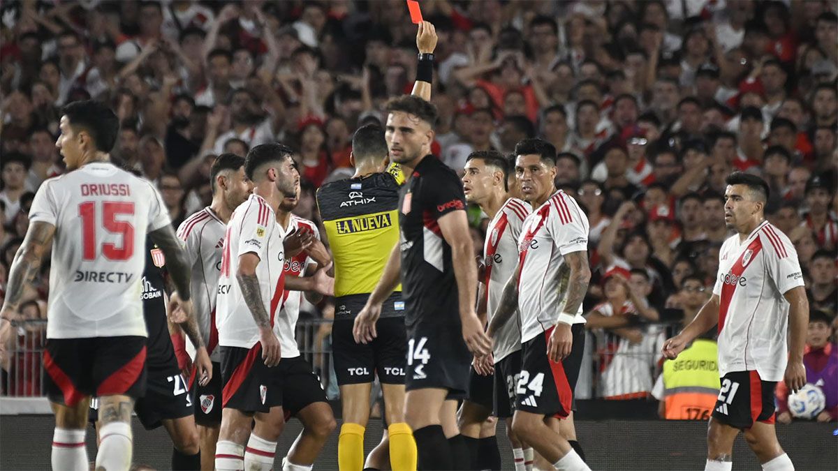 Video: Enzo Pérez se mostró furioso tras ser expulsado en la derrota de River ante Estudiantes