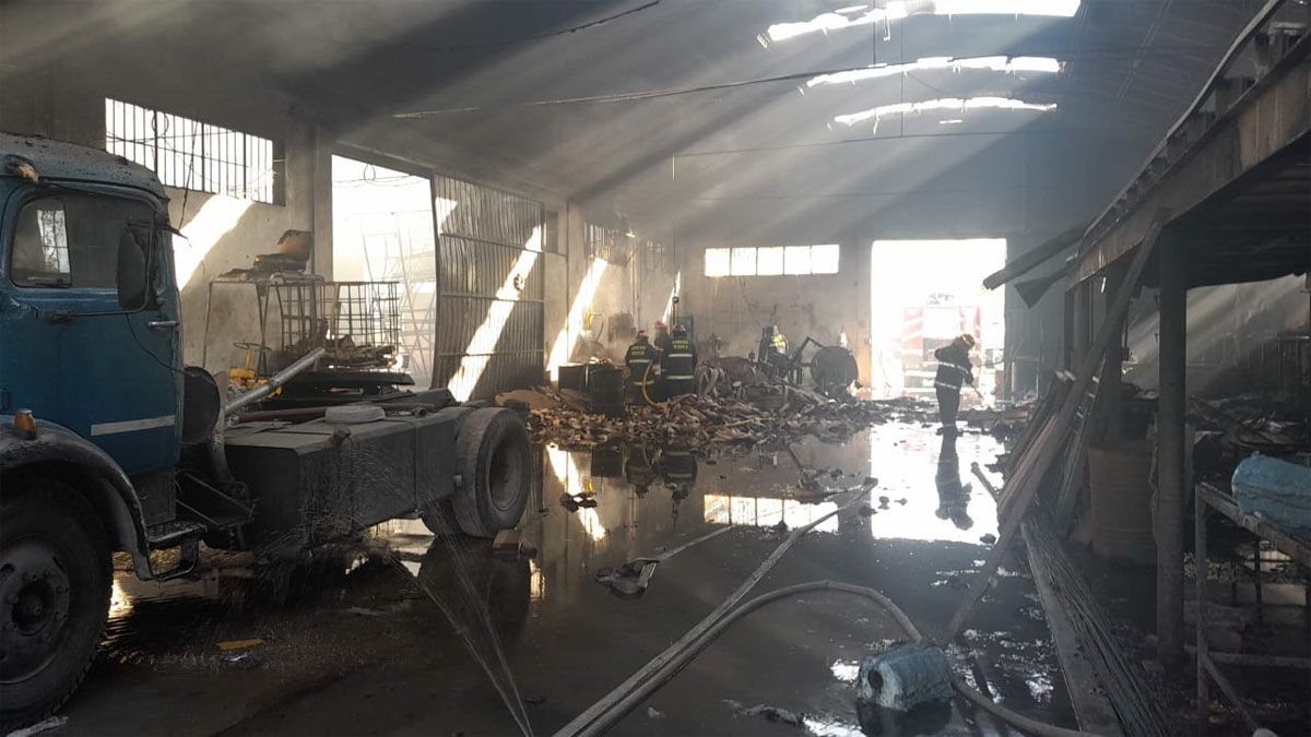 Luego de controlar las llamas, los Bomberos constataron que las pérdidas fueron totales.
