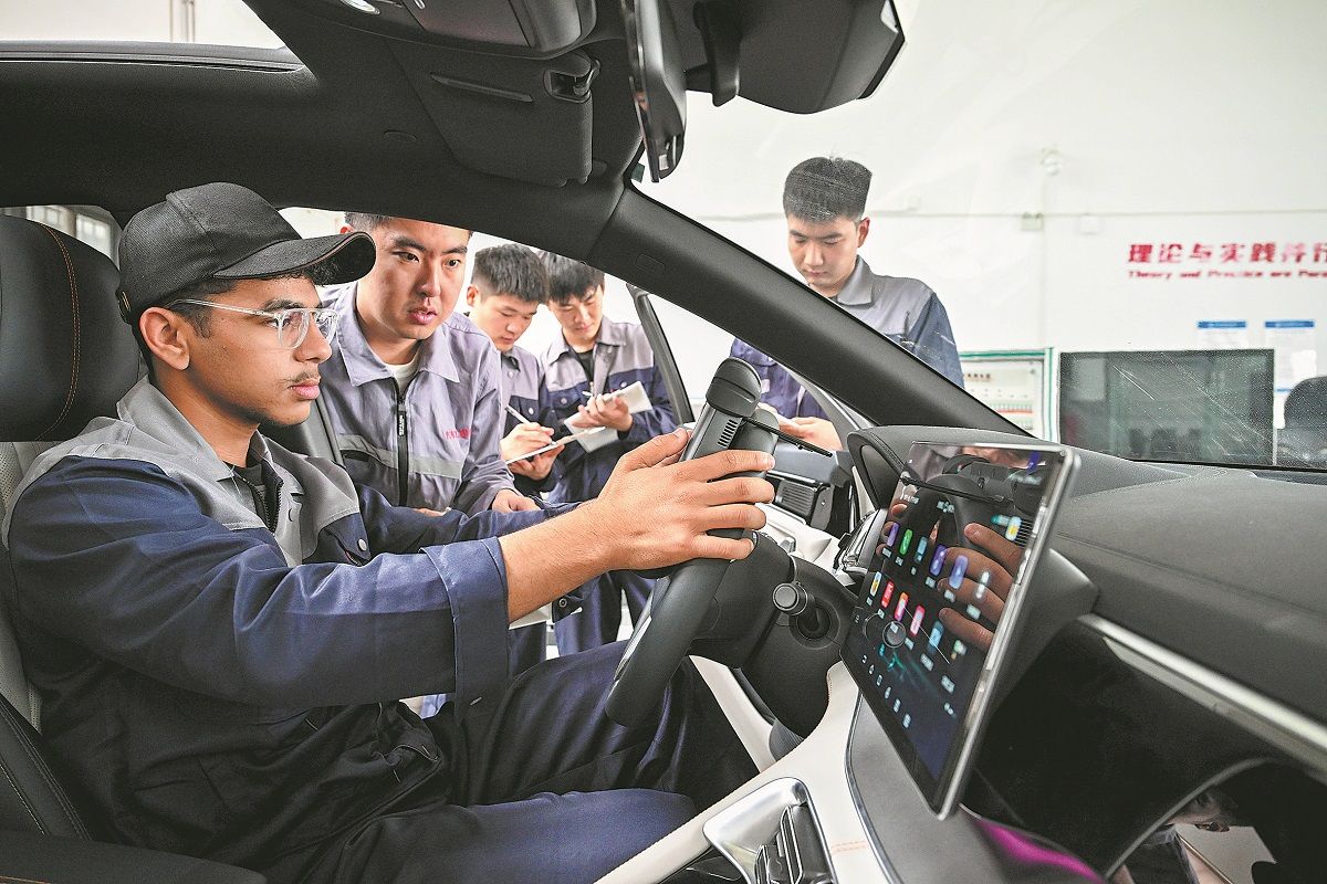 Un estudiante extranjero egresado de un Taller Luban en Egipto