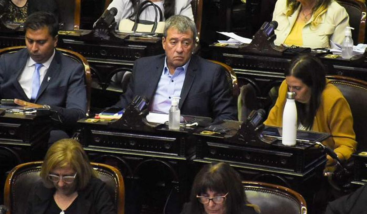 El diputado del Frente de Todos, Adolfo Bermejo, fue uno de los nueve mendocinos que votaron a favor del acuerdo con el FMI. Uceda, a su lado, optó por la negativa.