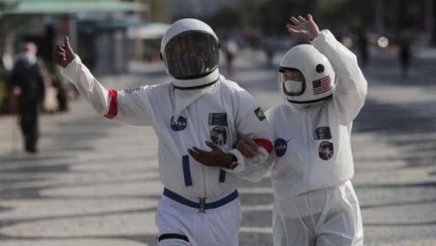 Video: dos jubilados usan trajes espaciales como protección total frente al coronavirus