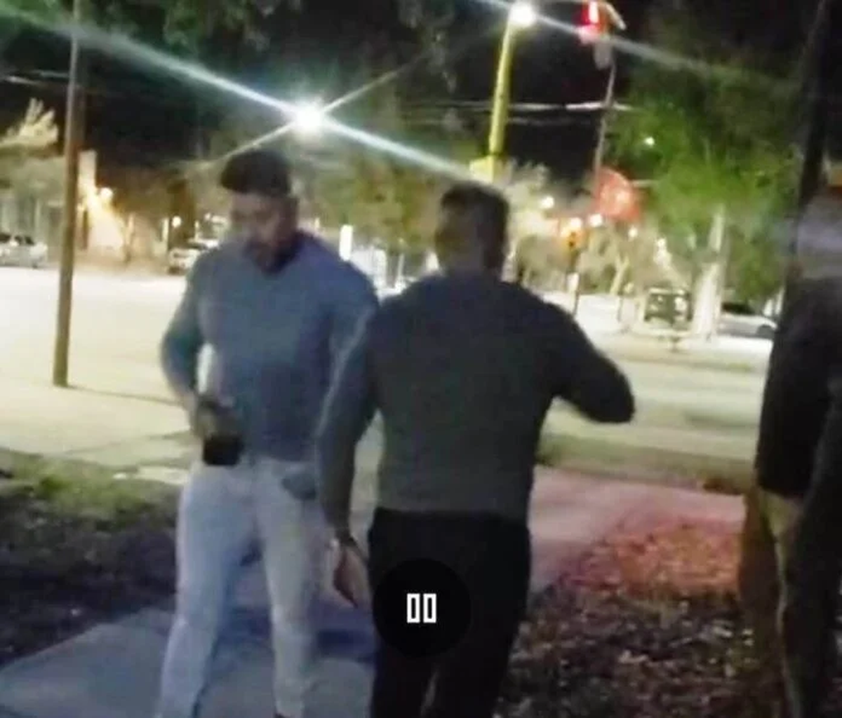 El jefe Departamental de la Policía de Malargüe, Juan Sepúlveda, en el bar Imperio junto a uno de sus acompañantes con un vaso en la mano. El jefe Departamental de la Policía de Malargüe, Juan Sepúlveda, en el bar Imperio junto a uno de sus acompañantes con un vaso en la mano.