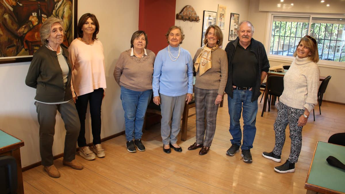Silvia Sayavedra, Beby Roselot, Mavi Piovano, Dorotea Imas, Marisa de Romera, Alfonso Boulin, y Eugenia Verdaguer participaron este jueves pasado de una de las reuniones habituales del club.