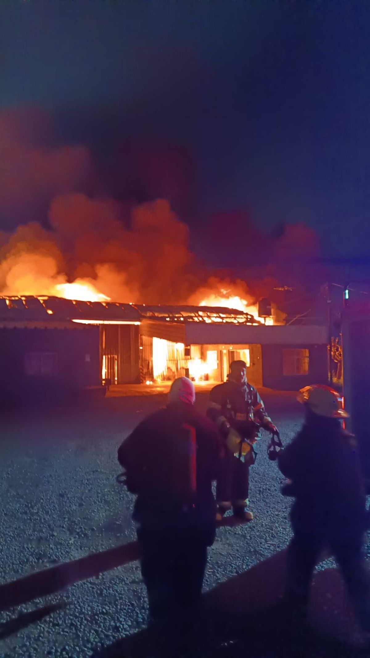 El fuego destruyó por completo la estructura principal del galpón, además de sectores de cocina y oficinas. El fuego destruyó por completo la estructura principal del galpón, además de sectores de cocina y oficinas.