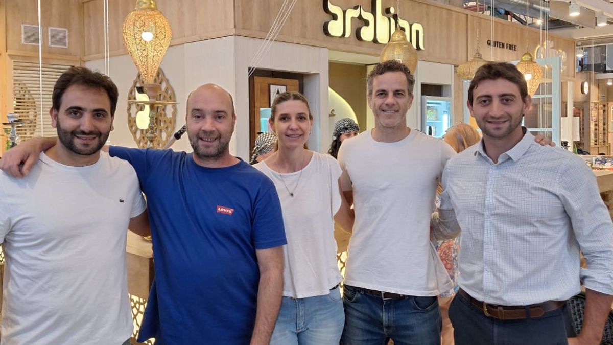 Quienes participaron del encuentro gastronómico en Godoy Cruz. Samir Massud, Cecilia Wapnarsky, Ariel Parellada, Rafa Kemelmajer y Farid Massud. Quienes participaron del encuentro gastronómico en Godoy Cruz. Samir Massud, Cecilia Wapnarsky, Ariel Parellada, Rafa Kemelmajer y Farid Massud.