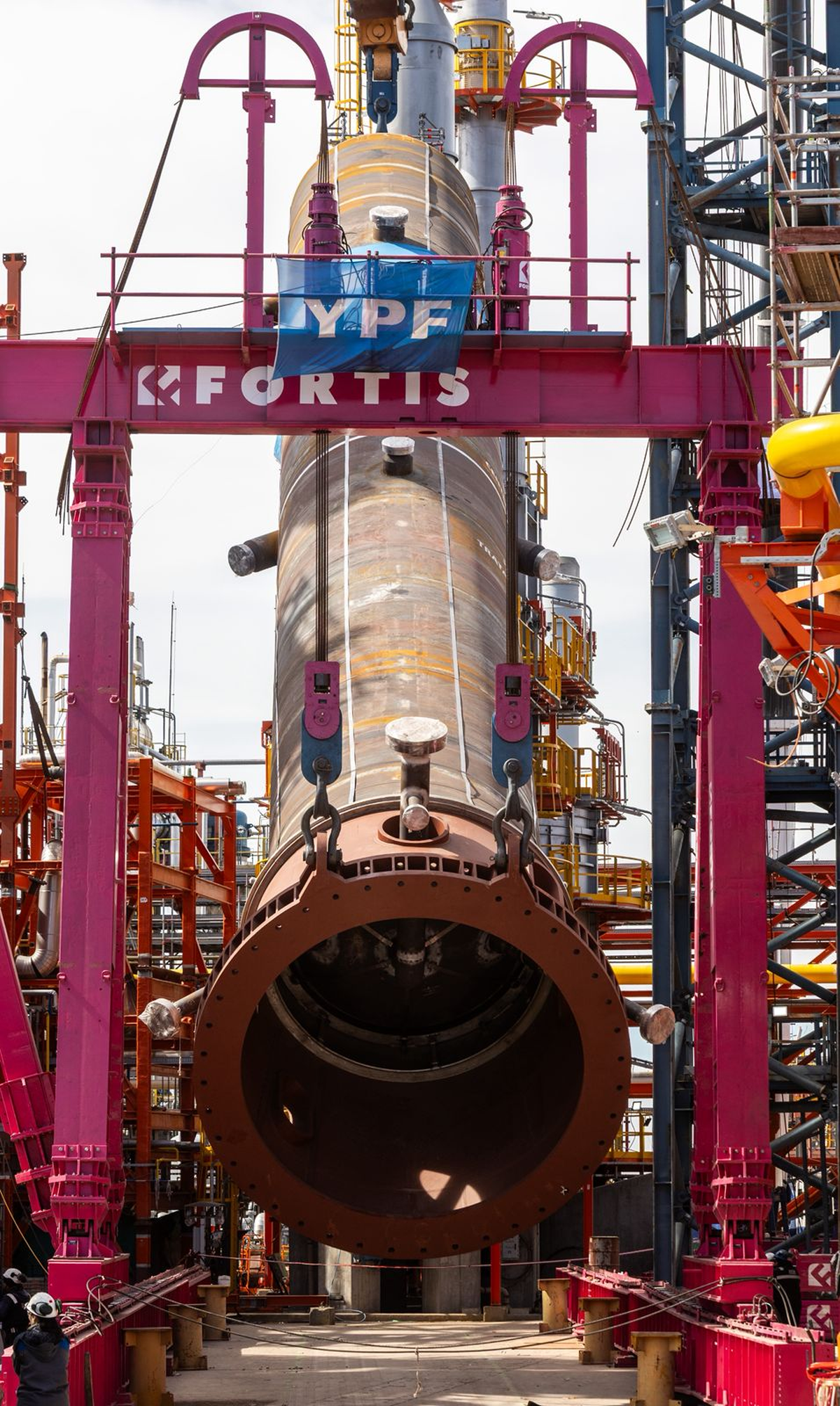 Momento en que la grúa realizaba el montaje para "izar" el reactor y dejarlo instalado en el complejo industrial de YPF Momento en que la grúa realizaba el montaje para "izar" el reactor y dejarlo instalado en el complejo industrial de YPF