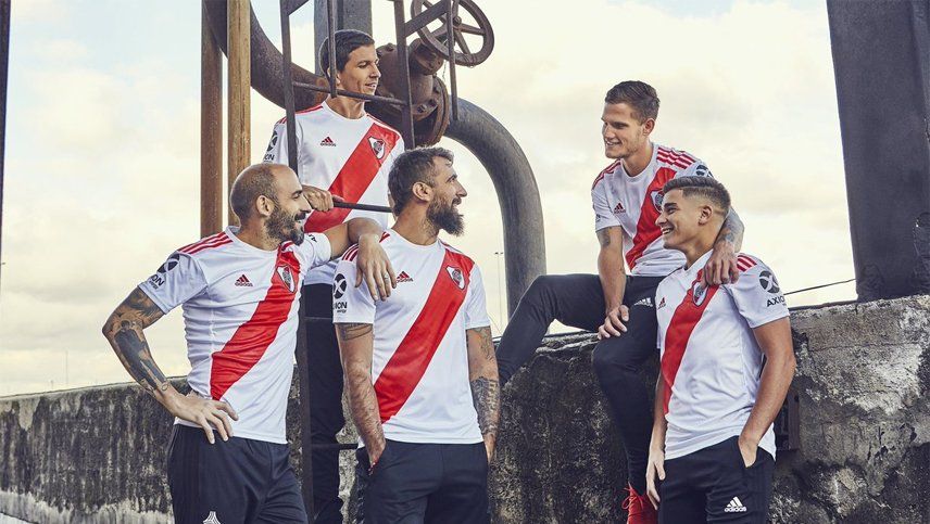 River presentó su nueva camiseta y planea estrenarla ante Gimnasia