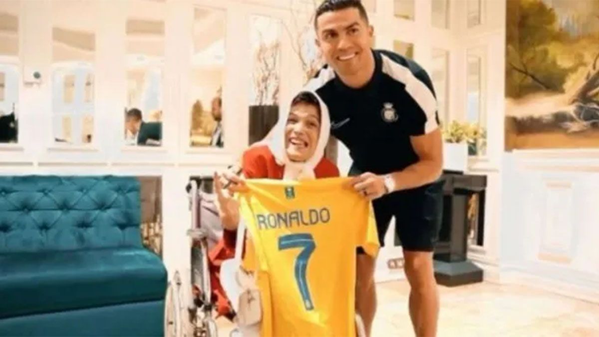 Cristiano Ronaldo besó en la mejilla a una artista iraní y se armó la polémica.