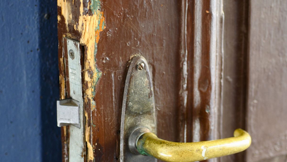 Para evitar que la puerta se rompa, evita los golpes o movimientos bruscos. Para evitar que la puerta se rompa, evita los golpes o movimientos bruscos. 