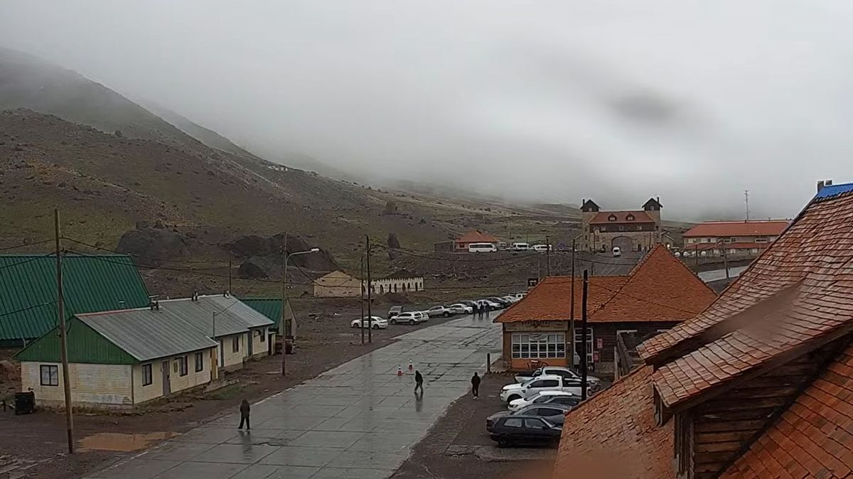 El jueves se registraron fuertes tormentas en alta montaña que obligaron a cerrar el Paso Cristo Redentor. El jueves se registraron fuertes tormentas en alta montaña que obligaron a cerrar el Paso Cristo Redentor.