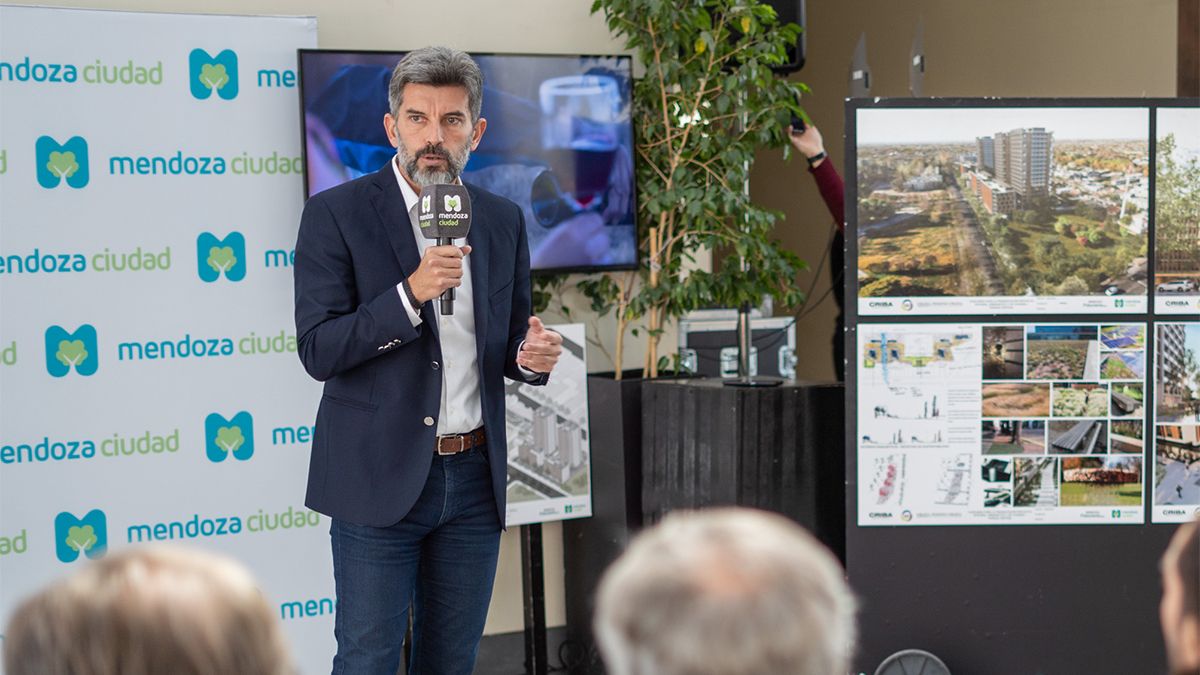 El intendente de Capital, Ulpiano Suarez, durante la adjudicación de los terremos para el proyecto inmobiliario Parque Central.
