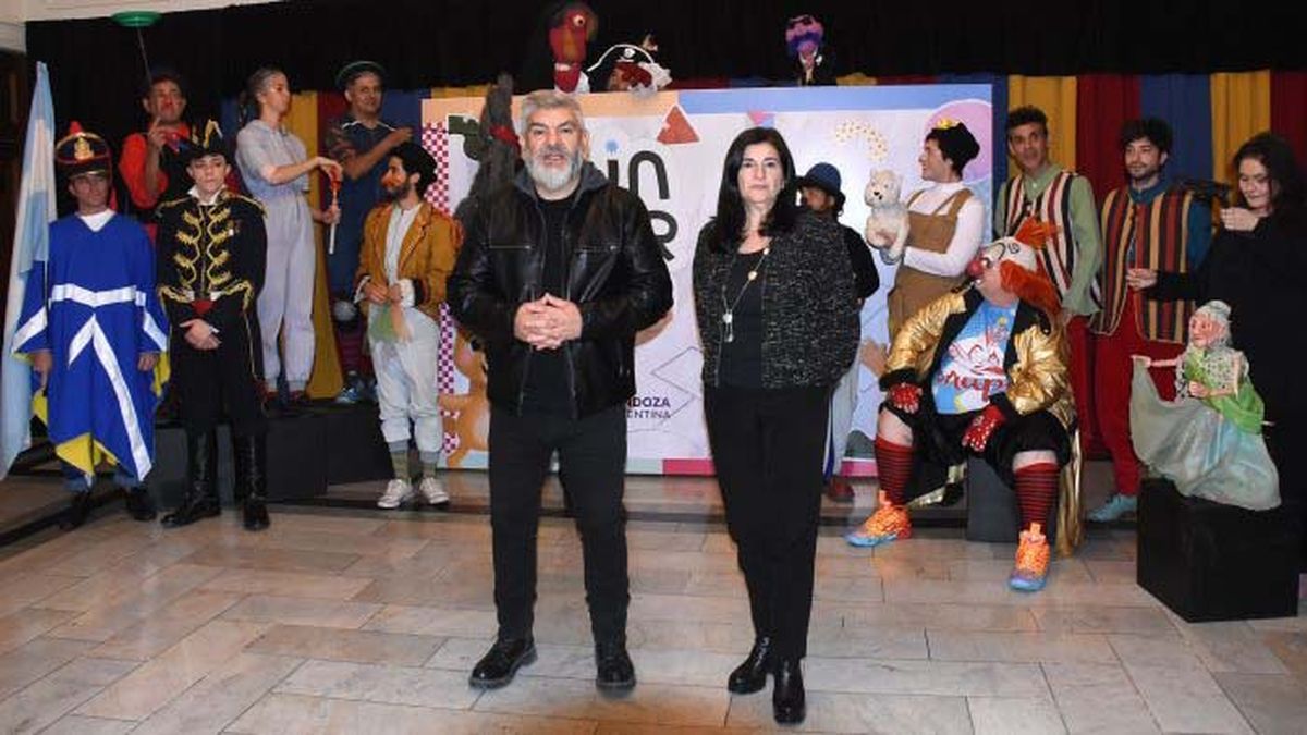 Diego Gareca y Gabriela Testa junto a parte de los elencos que formarán parte de las propuestas para Vacaciones de invierno. Diego Gareca y Gabriela Testa junto a parte de los elencos que formarán parte de las propuestas para Vacaciones de invierno.