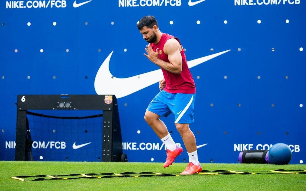 El Kun Ag&uuml;ero se entrena pensando en su debut en el Barcelona.