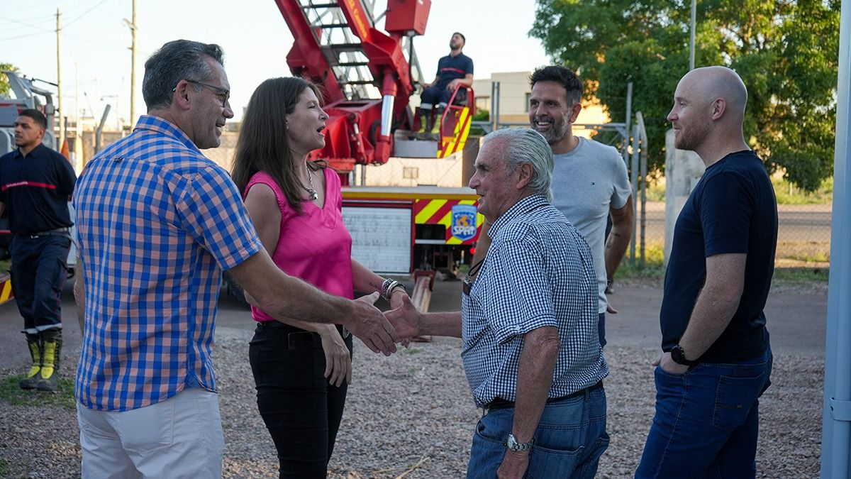 Gabriela Alé junto a Esteban Allasino y otras autoridades que colaboraron con los Bomberos Voluntarios de Luján. Gabriela Alé junto a Esteban Allasino y otras autoridades que colaboraron con los Bomberos Voluntarios de Luján.