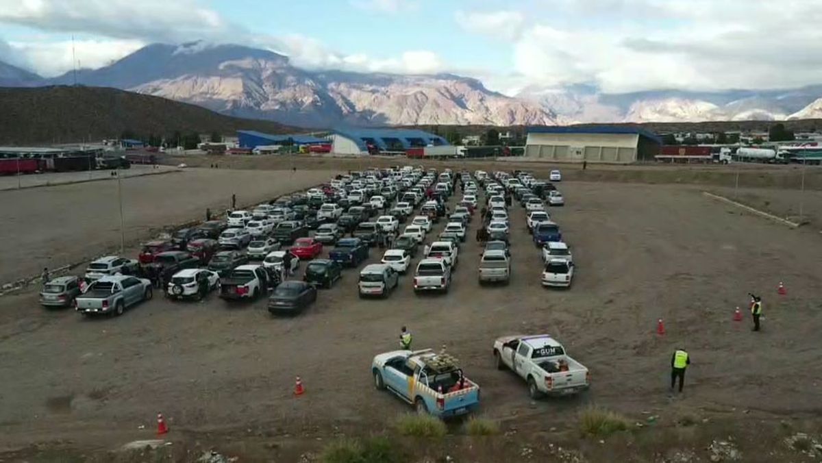 Cientos de vehículos esperaron en Uspallata la reapertura del Paso Cristo Redentor. Cientos de vehículos esperaron en Uspallata la reapertura del Paso Cristo Redentor.