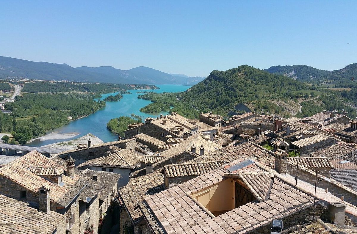 La piedra maciza y los arcos de su Plaza Mayor conservan la esencia ruda y defensiva del Pirineo aragonés. La piedra maciza y los arcos de su Plaza Mayor conservan la esencia ruda y defensiva del Pirineo aragonés.