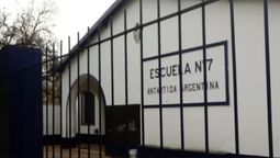 Aberrante: un celador fue detenido acusado de abusar de una niña de 6 años en el baño de una escuela.