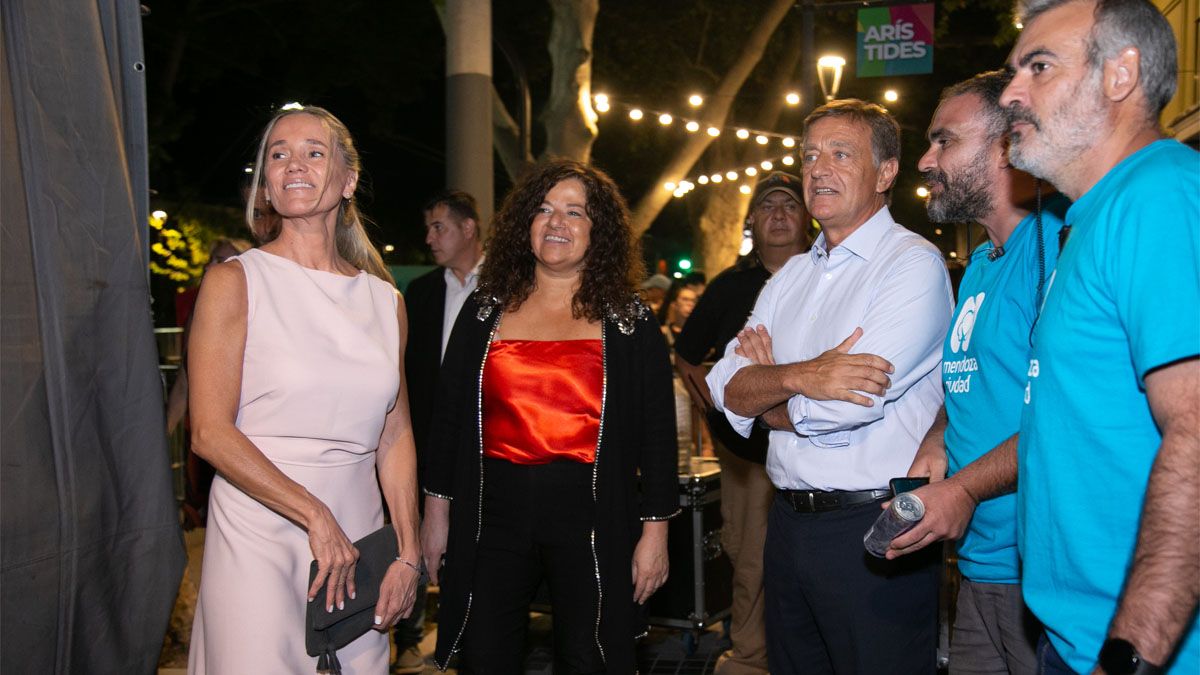 Rodolfo Suarez junto con su esposa, Fabiana Calleja, y la ministra de Cultura y Turismo, Nora Vicario.
