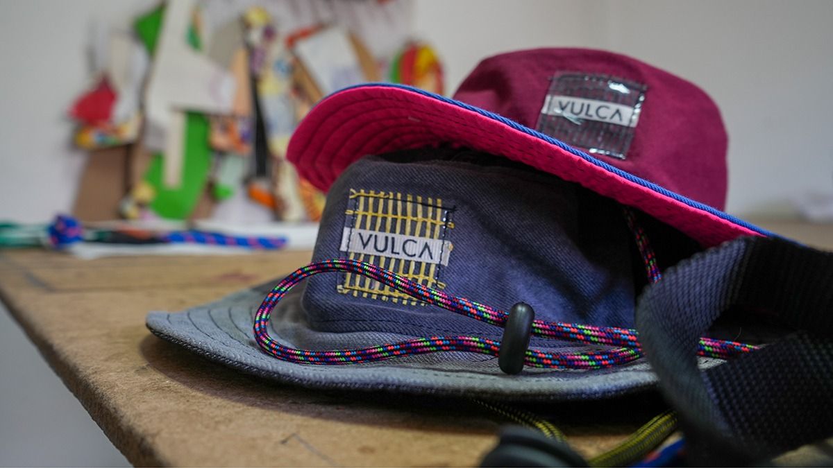 Los sombreros cuestan $8.800. Los sombreros cuestan $8.800.