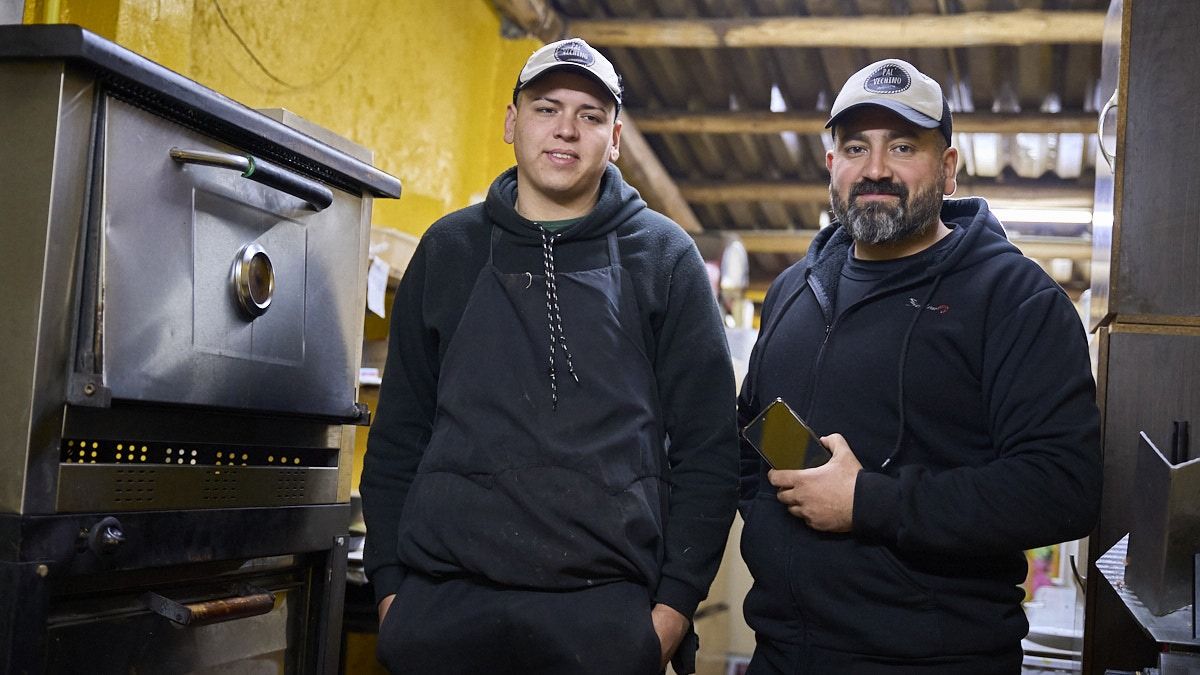 Facu con Mariano Llaneza, hijo del dueño del delivery donde trabaja y quien le prestó el celular para llamar a la Brava.