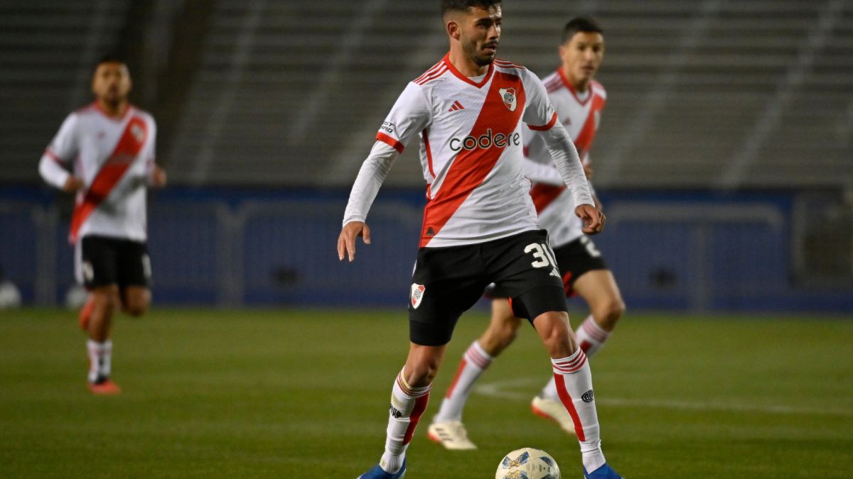 Santiago Simón deberá estar dos meses parado y esto complica al DT de River Plate Martín Demichelis, de cara al inicio de la Copa de la Liga 2024. Santiago Simón deberá estar dos meses parado y esto complica al DT de River Plate Martín Demichelis, de cara al inicio de la Copa de la Liga 2024.
