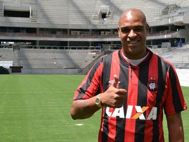 Adriano regresa a las canchas con el Paranaense