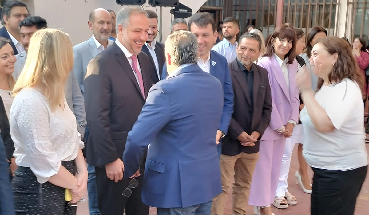 Matías Stevanato fue anfitrión en el acto protocolar del inicio del ciclo lectivo 2024. En la imagen, junto al gobernador Alfredo Cornejo.