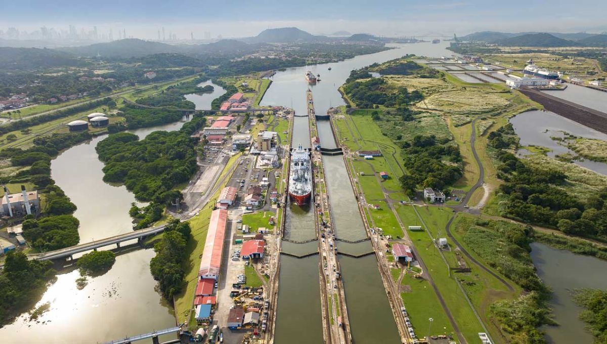 Un barco pasa por el Canal de Panamá.
