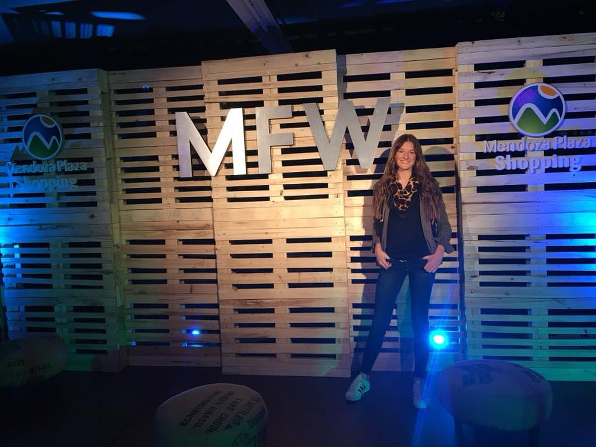 La joven modelo Mica Tosi, en sus inicios aquí en Mendoza. Hoya recorre las pasarelas de Europa y Asia en su trabajo profesional.