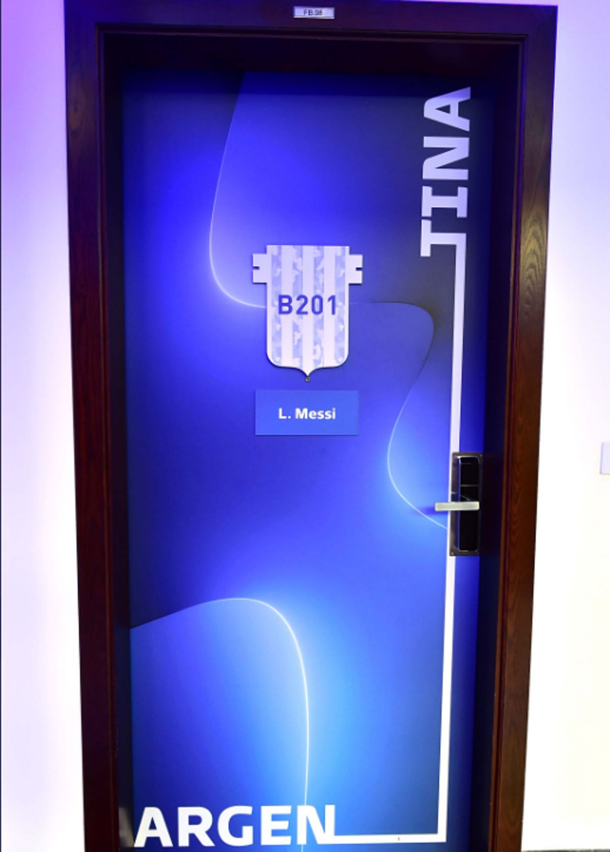 La puerta de la habitación de Lionel Messi en la Universida de Qatar, donde concentró la Selección argentina