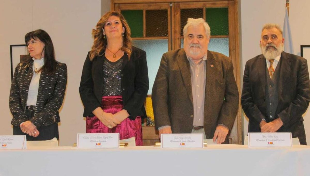 Mesa académica del Hospital Español: Silvia Lutz, María Clara López Ríos, Ricardo Sanchís y Raúl Romeo. Mesa académica del Hospital Español: Silvia Lutz, María Clara López Ríos, Ricardo Sanchís y Raúl Romeo.