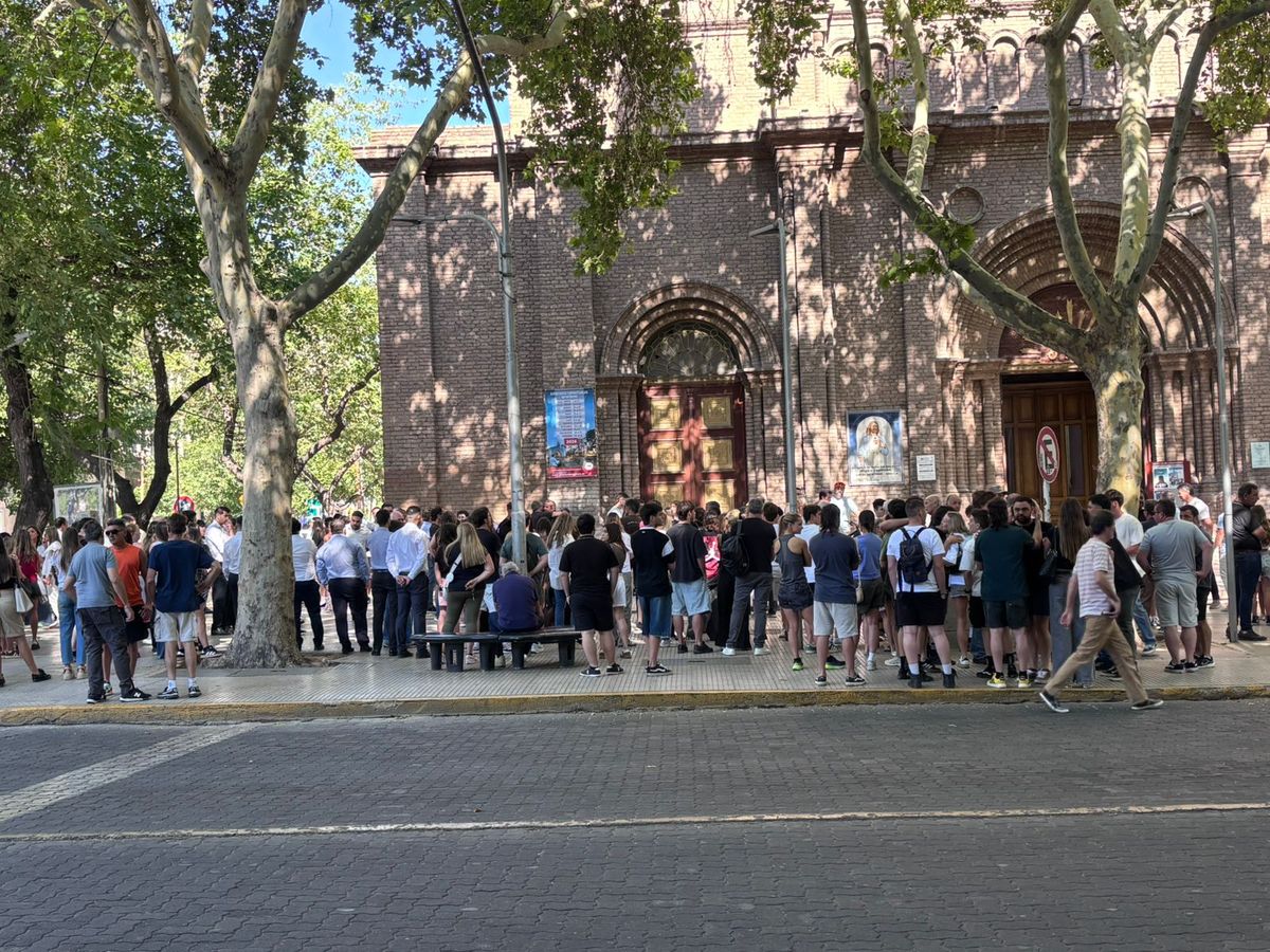 Familiares, amigos y allegados en la cadena de oración por Juan Cruz Yacopini.