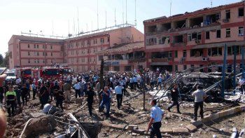 Seis muertos y casi 220 heridos por 2 coches bomba en Turquía